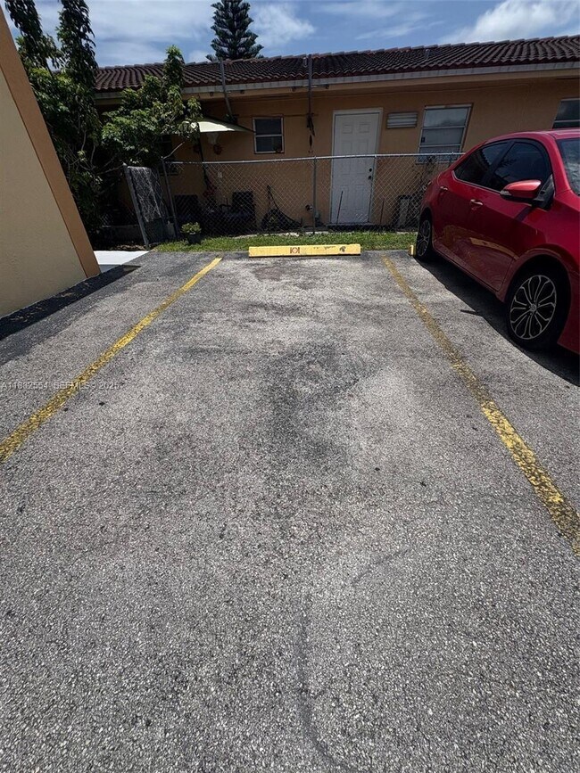 Building Photo - 231 E 7th St