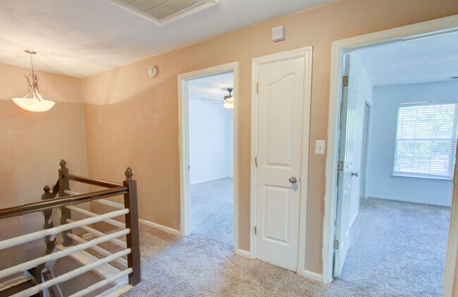 Building Photo - 4 Bedroom, 3 Bath, End Unit Townhome in Ce...