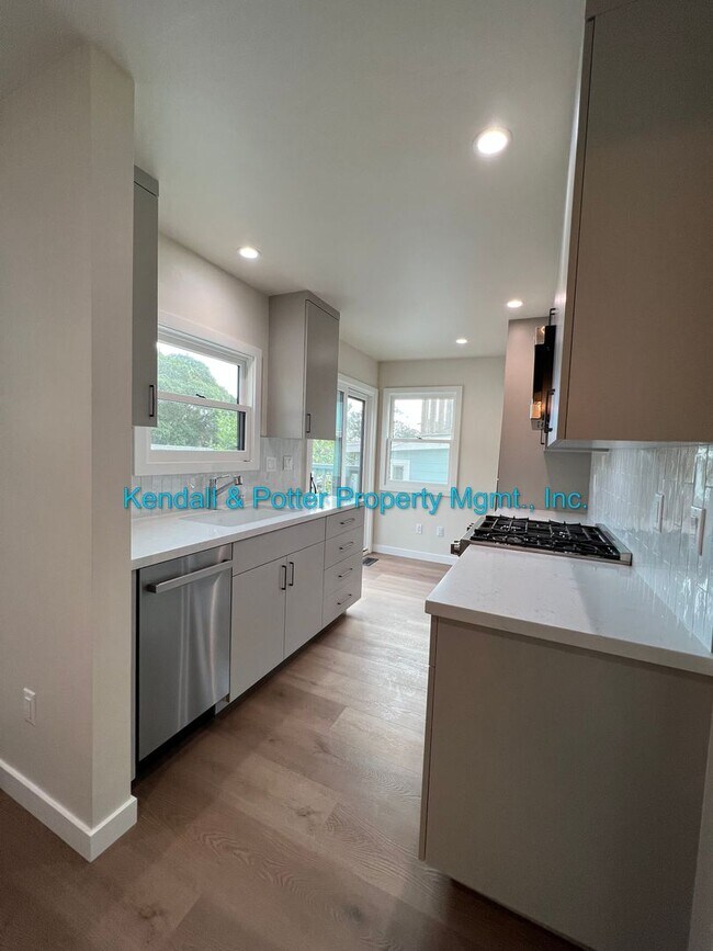 Building Photo - 360-370 10th Avenue