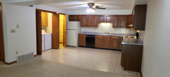 #330 - Large kitchen next to pantry, washer/dryer - 330 Cayman St