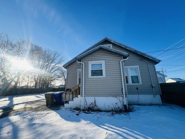 Building Photo - Freshly Updated Single-Family Home with Spacious Upper Bedroom