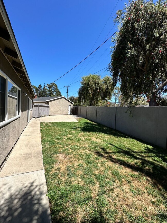 Building Photo - Costa Mesa Upgraded 4 bed 2 bath House in Prime location