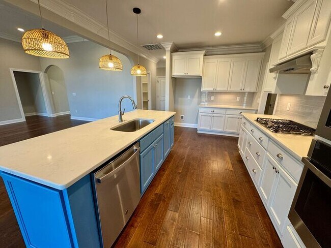 Building Photo - Look and Lease