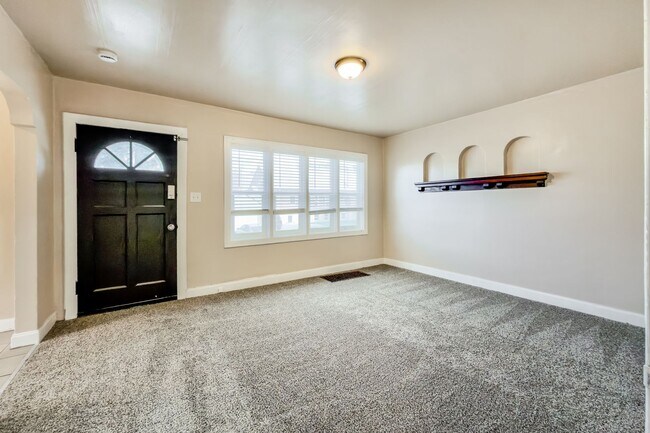 Building Photo - 873 Binford St
