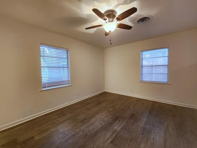 Building Photo - 1800 Bluebonnet Ln