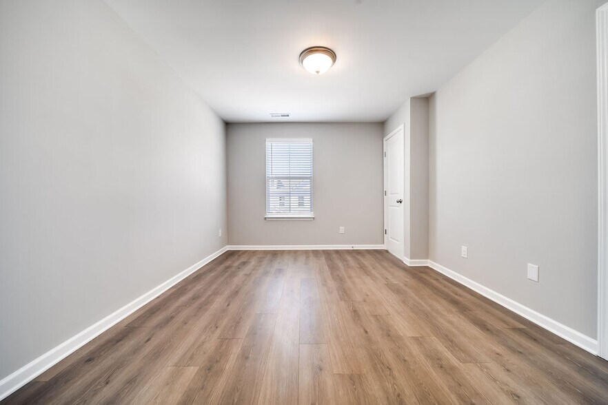 Building Photo - 348 Kristen Ct