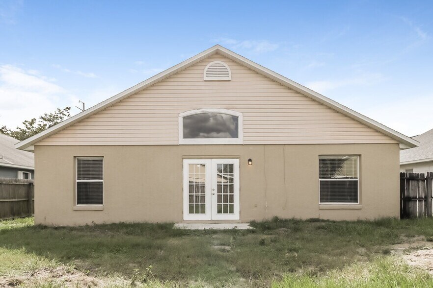 Building Photo - 2630 Delcrest Dr