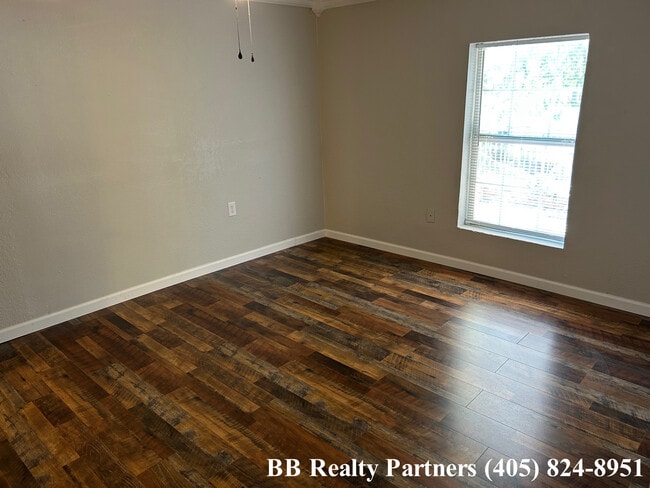 Building Photo - 10 S Yorktown Ave