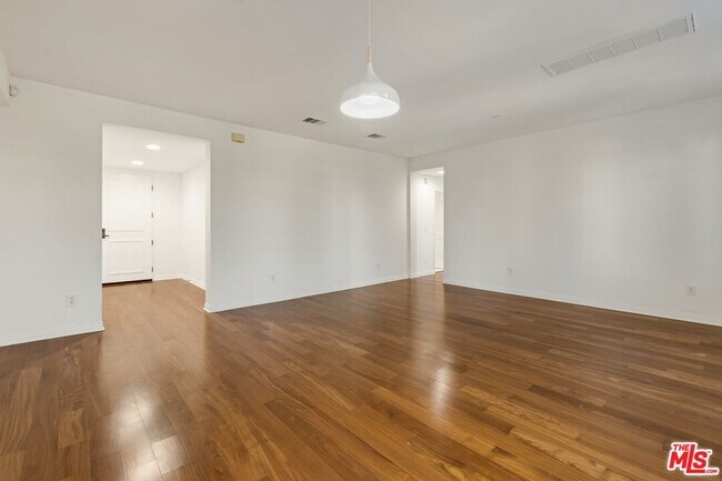 Building Photo - 5625 Crescent Prk W