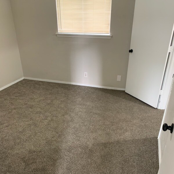 Building Photo - 107 E Kaw Ave