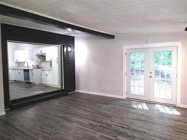 Building Photo - 3 bedroom 1.5 bath in East Point, GA