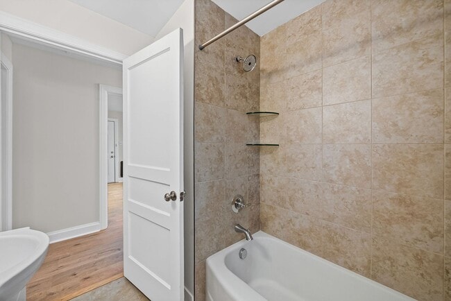 Building Photo - Renovated 2 bedroom home for rent Near Downtown Clarksville!