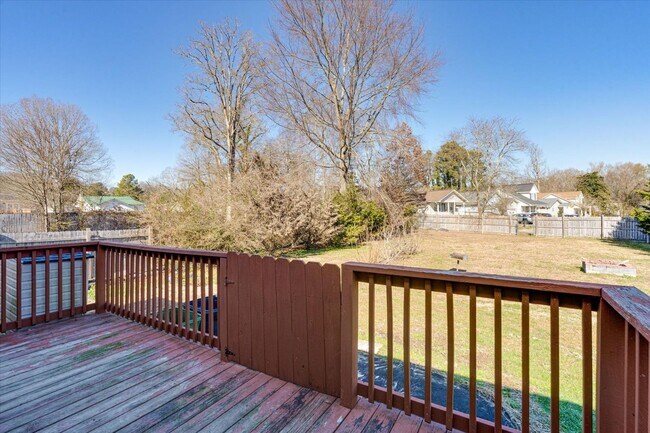 Building Photo - Charming, Pet-Friendly Home in East Ridge — Roomy Yard, Updated Features & Great Location!