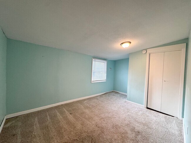 Building Photo - DEPOSIT MOVES YOU IN! Pay No Rent Until Oc...