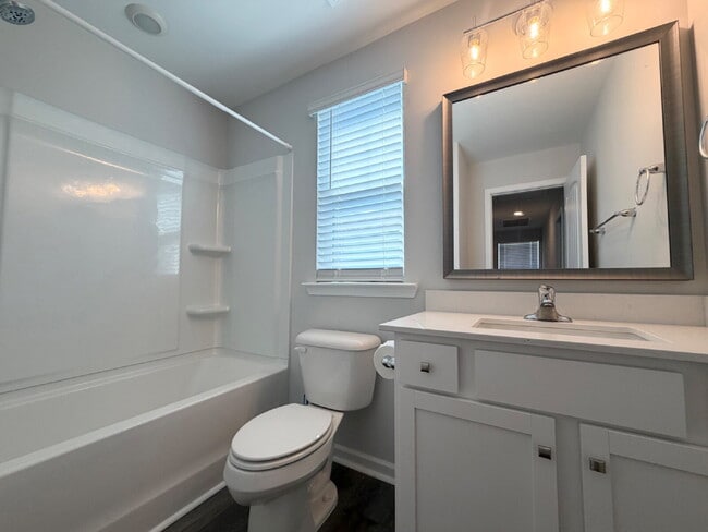 Building Photo - Three Bedroom Home in Millstone Landing!