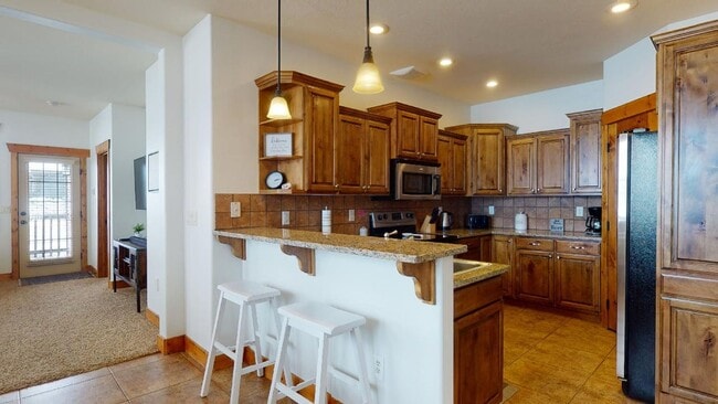 Building Photo - New furnished 3 bedroom 2 bathroom Condo, with optional garage