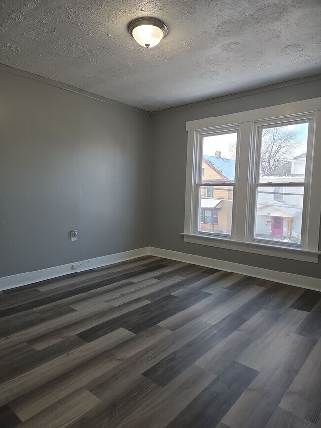 Building Photo - Quaint 3 bed 1.5 bath with detached garage close to everything