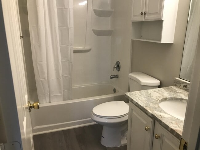 Building Photo - 220 Lake Linden Dr