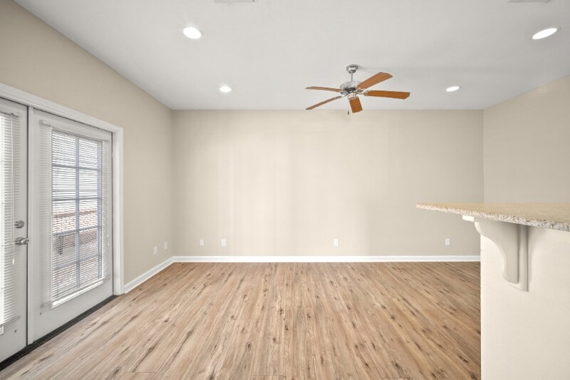 Building Photo - 833 Arbor Lake Dr