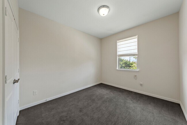 Building Photo - Luxury Townhouse