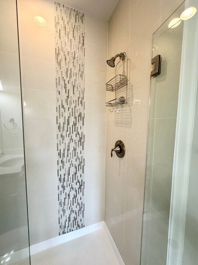 Building Photo - Modern 3-bed, 2.5-bath Townhome in Lake Forrest Park!