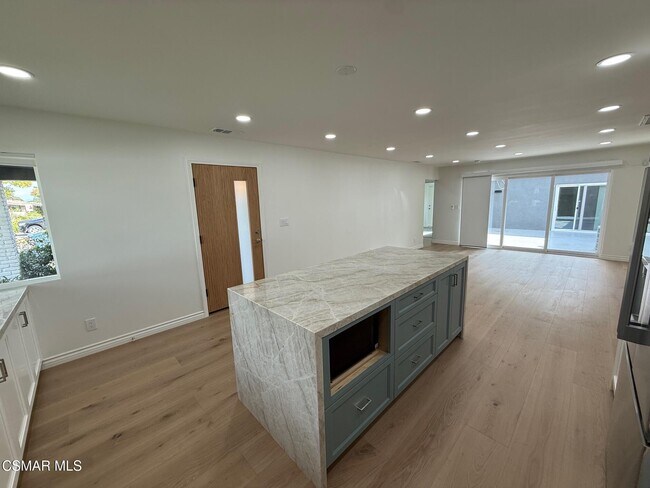 Building Photo - 102 W Alta Green