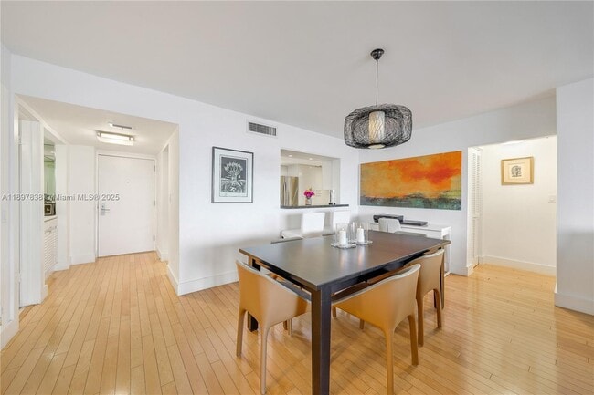 Building Photo - 801 N Venetian Dr