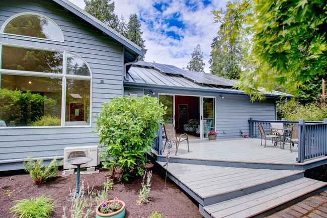 Building Photo - Lovely Clinton Home with Great Light and Pet Friendly!