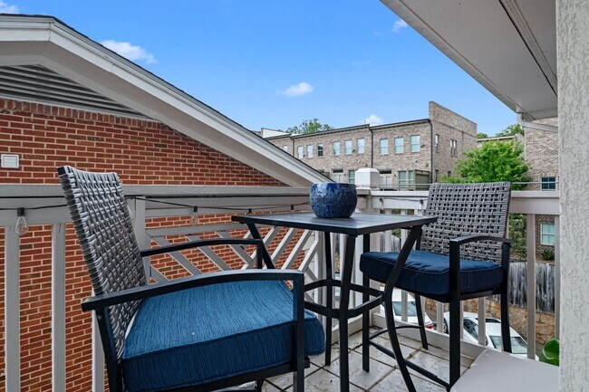 Building Photo - Beautiful 2bd/1ba Condo in VA Highlands w/ Balcony and Pool!!