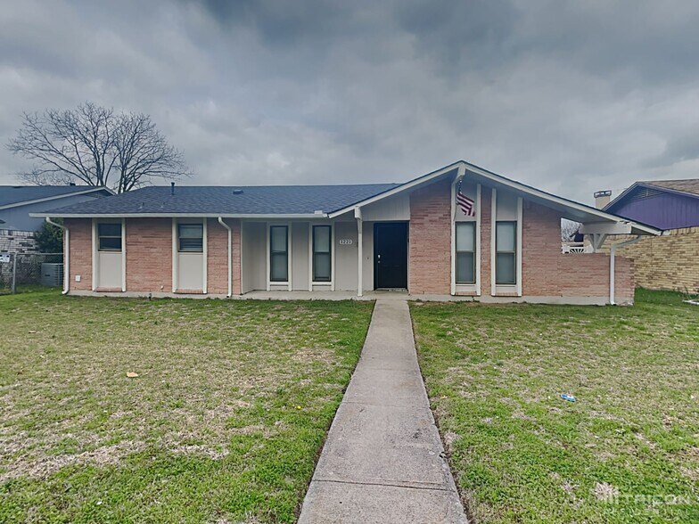 Primary Photo - 1221 Aldenwood Dr