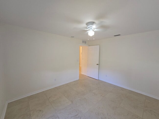 Building Photo - 4 Bedroom 2 Bathroom in Waterford Lakes