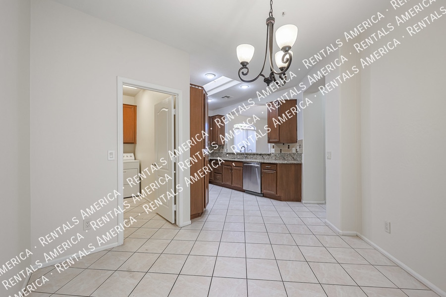 Building Photo - 10232 E Meadow Hill Dr