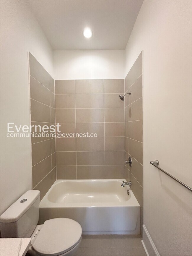 Building Photo - 5-Bed/4-Bath/Voucher Accepted/Available Now!