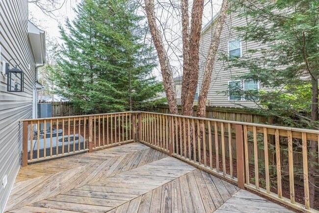 Building Photo - NW Large Updated Home! LR, DR, Den, FP, Ha...