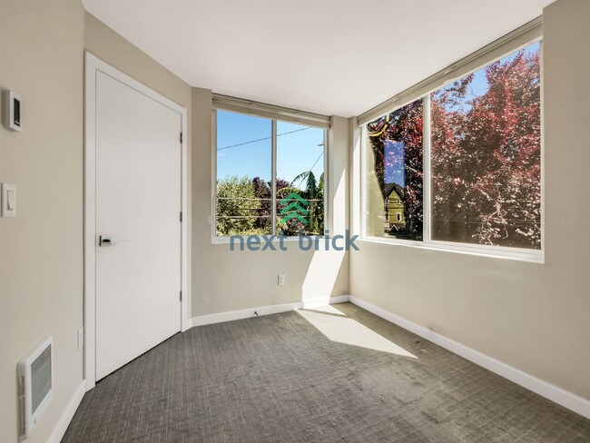 Building Photo - 2 Bed 2 Bath Spacious Townhome