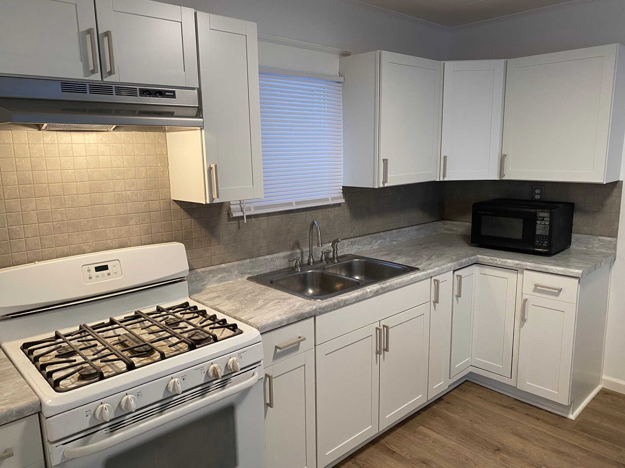 Kitchen - 904 W 26th St