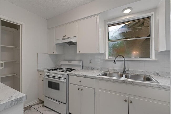 Building Photo - 2618 Audubon Pl