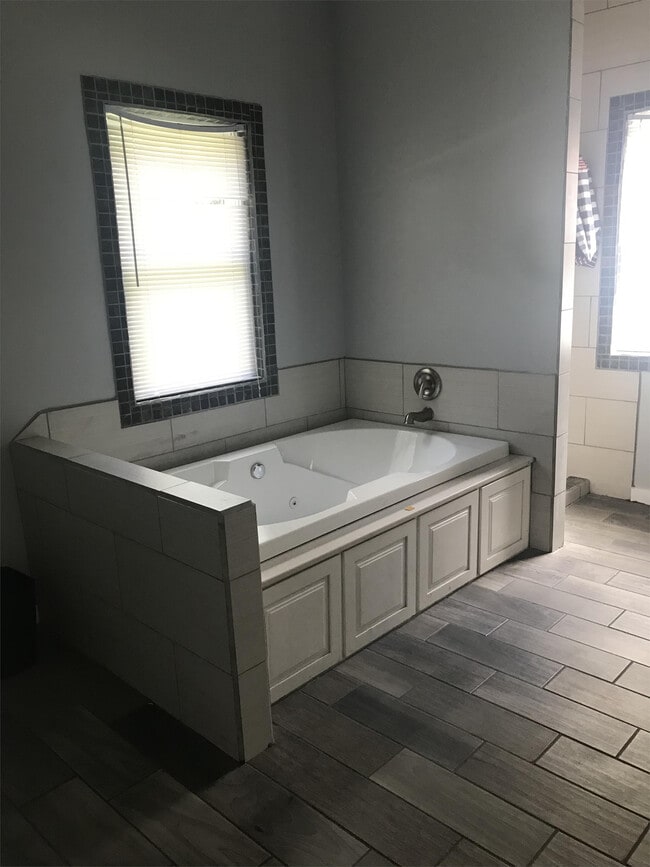 Building Photo - 1122 S 9th St