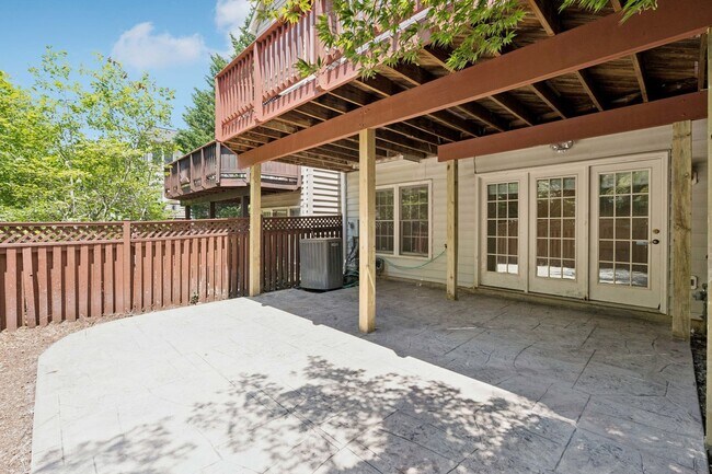 Building Photo - Beautiful 3-level colonial-style town home...