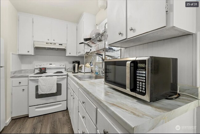 Building Photo - 9015 9th Ave SW