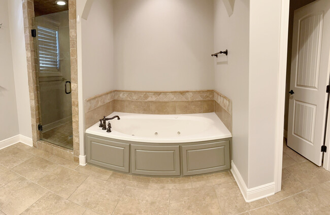 Building Photo - 3610 White Oaks Ridge