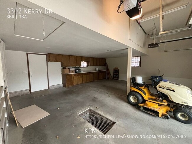 Building Photo - 3302 Kerry Dr