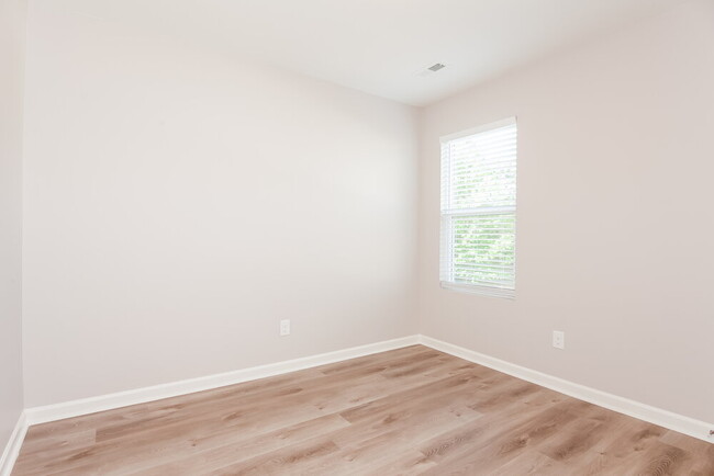 Building Photo - 204 Ravenridge Ct