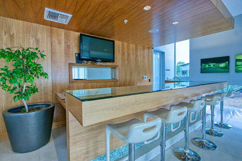 Building Photo - 1020 E Palm Canyon Dr