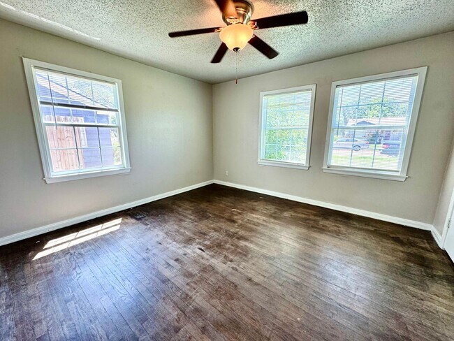 Building Photo - Eye-catching Home in Heart of Lubbock!- self showing