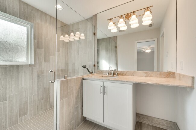 Building Photo - Overton Park Duplex!
