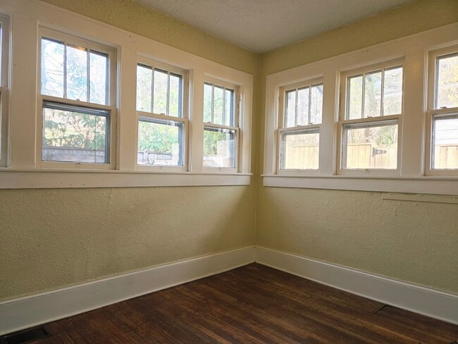 Building Photo - 12 E Chestnut St