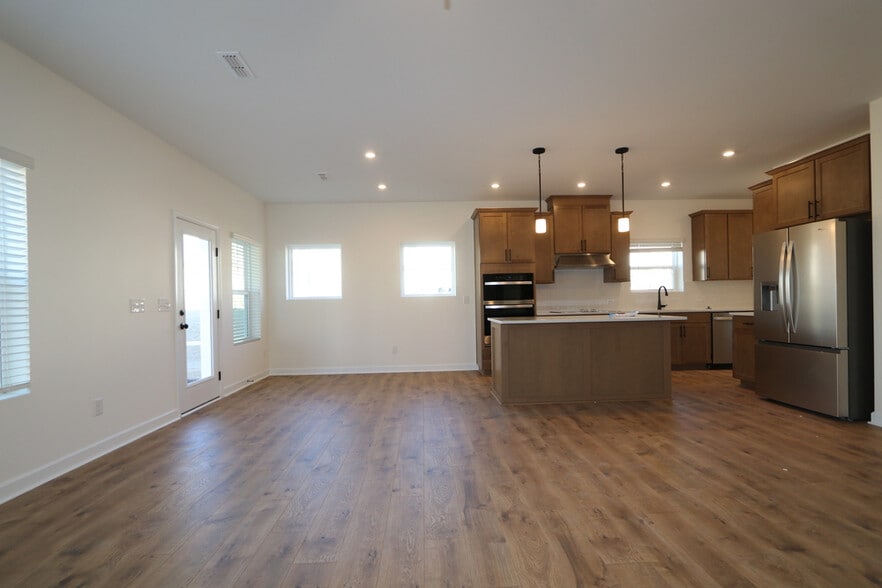 Building Photo - Room in House on Dimaggio Dr