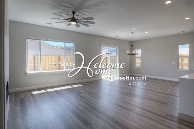 Building Photo - 262 Commodore Dr