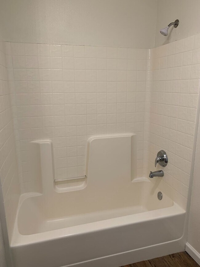 Building Photo - 1905